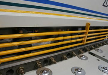 簡易式防護(hù)柵欄和球面工作臺(tái).jpg 簡易式防護(hù)柵欄和球面工作臺(tái).jpg